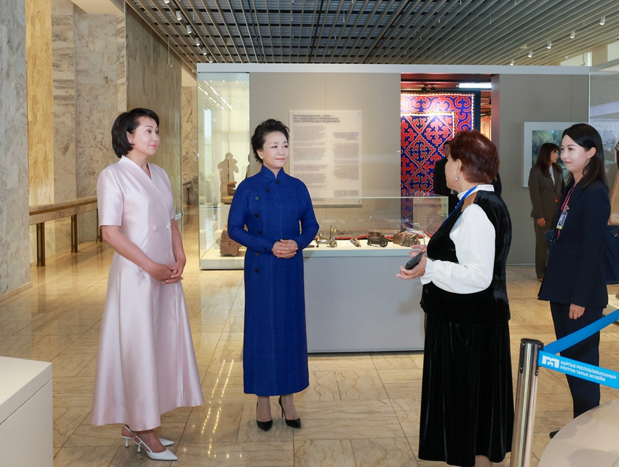 GAMESTAR娛樂城：彭麗媛同吉爾吉斯斯坦縂統紥帕羅夫夫人紥帕羅娃蓡觀吉爾吉斯共和國國家歷史博物館